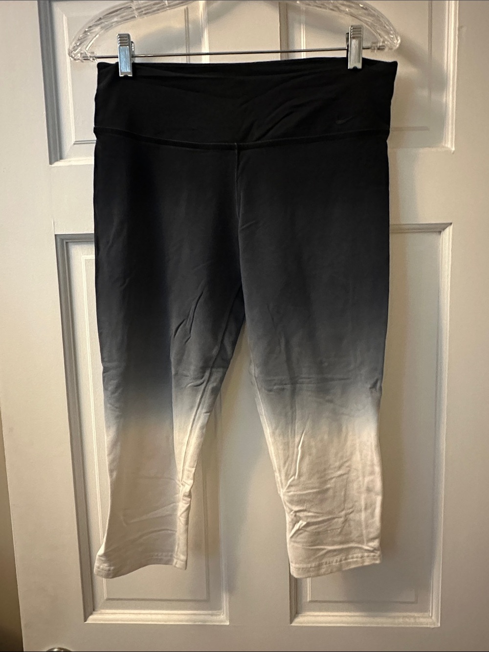 High-Rise Ombré Capri Leggings in Black to White